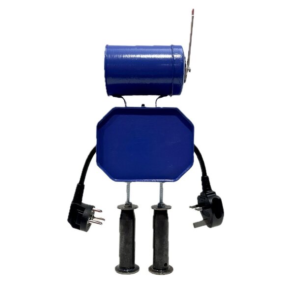 Meet CYAN, a found objects robot sculpture created by me (James Sigle) - Picture 4 of 6